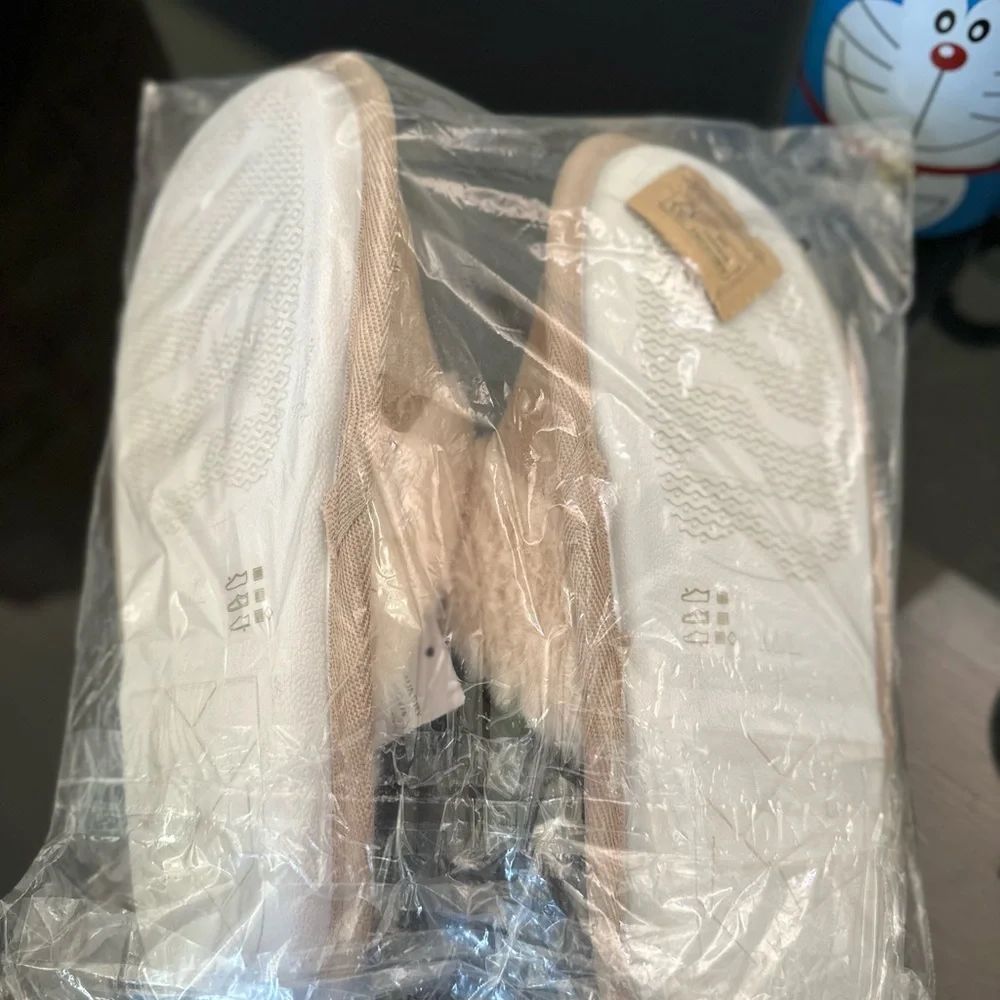 Slippers - Picture 3 of 5